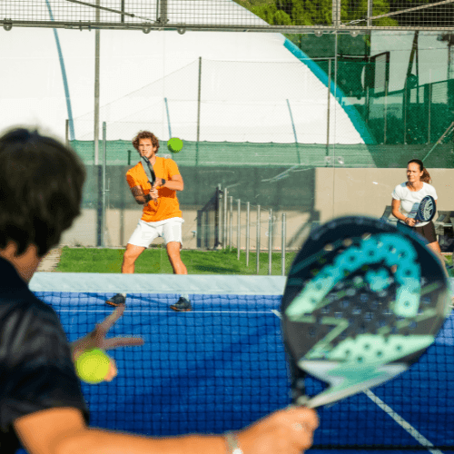 Groep spelers tijdens professionele padeltraining in Alicante, georganiseerd door Casa Llibertat.