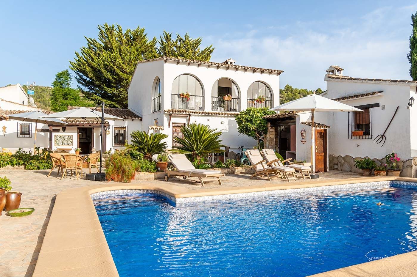 Zonnige witte villa met terras en zwembad, de B&B accommodatie van Casa Llibertat aan de Costa Blanca
